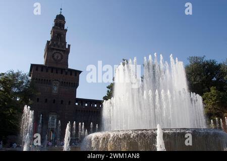 4066198 Mailand, Piazza Castello. Brunnen vor dem Castello Sforzesco; (add.info.: Mailand, Piazza Castello. Brunnen vor dem Castello Sforzesco Milano, Piazza Castello. La fontana davanti al Castello sforzesco); © Marcello Mencarini. Alle Rechte vorbehalten 2024. Stockfoto