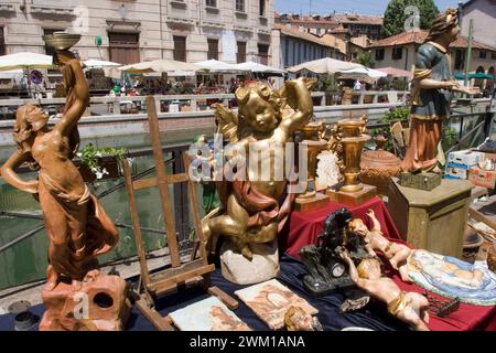 4066180 Mailand, Juni 2005. Antiquitätenmarkt auf Navigli, der letzte Sonntag jedes Monats; (add.info.: Mailand, Juni 2005. Antiquitätenmarkt auf Navigli, der letzte Sonntag jeden Monats Mailand, Giugno 2005. Mercato dell'antiquariato sui Navigli, l'ultima domenica di ogni mese); © Marcello Mencarini. Alle Rechte vorbehalten 2024. Stockfoto