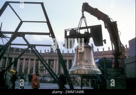 4066258 Pontificia Fonderia Marinelli, Agnone, Molise, Italien; (add.info.: Roma, Piazza San Pietro, 1999. Campana del Giubileo 2000, donata a Papa Giovanni Paolo II dalla Pontificia Fonderia Marinelli di Agnone (Isernia) / Rom, St. Peter's Square, 1999. Glocke des Jubiläums 2000, gestiftet an Papst Johannes Paul II. Von der Päpstlichen Gießerei Marinelli in Agnone, Italien - © Marcello Mencarini); © Marcello Mencarini. Alle Rechte vorbehalten 2024. Stockfoto