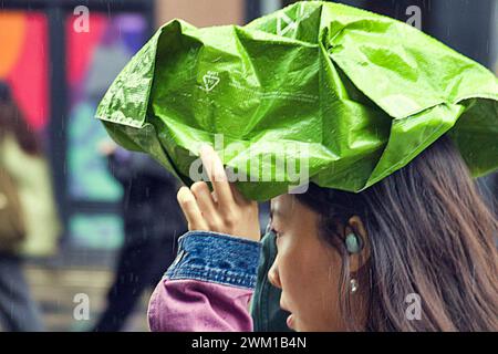 Glasgow, Schottland, Großbritannien. Februar 2024. Wetter in Großbritannien: Bei starkem Regen unterschlugen die Einheimischen unter Regenschirmen auf der stilvollen Mile Sauchiehall Street. Credit Gerard Ferry/Alamy Live News Stockfoto