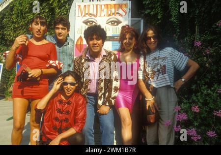 4066428 spanischer Regisseur Pedro Almodovar und die Besetzung seines Films "Mujeres al Borde de un ataque de nervios" (Frauen am Rande eines Nervenzusammenbruchs) beim Filmfestival von Venedig 1988 (Foto); (add.info.: Lido in Venedig; Lido di Venezia, Italien; Italia, IL regista Pedro Almodovar con il cast del Film 'Donne sull'orlo di una crisi di nervi' alla Mostra del Cinema di Venezia 1988); © Marcello Mencarini. Alle Rechte vorbehalten 2024. Stockfoto