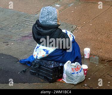 Glasgow, Schottland, Großbritannien. Februar 2024. Wetter in Großbritannien: Bei starkem Regen unterschlugen die Einheimischen unter Sonnenschirmen auf der Style Mile und der Einkaufshauptstadt der Scotland Buchanan Street. Credit Gerard Ferry/Alamy Live News Stockfoto