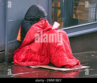 Glasgow, Schottland, Großbritannien. Februar 2024. Wetter in Großbritannien: Bei starkem Regen unterschlugen die Einheimischen unter Sonnenschirmen auf der Style Mile und der Einkaufshauptstadt der Scotland Buchanan Street. Credit Gerard Ferry/Alamy Live News Stockfoto