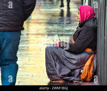 Glasgow, Schottland, Großbritannien. Februar 2024. Wetter in Großbritannien: Bei starkem Regen unterschlugen die Einheimischen unter Sonnenschirmen auf der Style Mile und der Einkaufshauptstadt der Scotland Buchanan Street. Credit Gerard Ferry/Alamy Live News Stockfoto