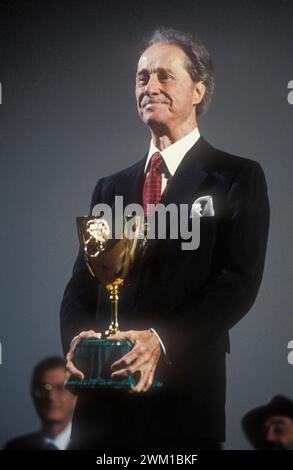 4066668 Venedig Lido, Venedig Filmfestival 1988. Der US-amerikanische Schauspieler Don Ameche erhält den Coppan Volpi Award für den besten Schauspieler für seine Rolle in „Things Change“ von David Marnet (Foto); (add.info.: Venice Lido; Lido di Venezia, Italien; Italia, Lido di Venezia, Mostra del Cinema di Venezia 1988. L'attore Don Ameche riceve la Coppa Volpi per il migliore attore per il suo ruolo in 'Le cose cambiano' diretto da David Marnet); © Marcello Mencarini. Alle Rechte vorbehalten 2024. Stockfoto