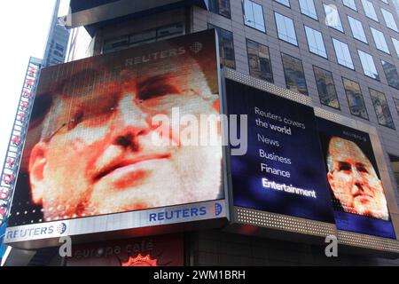 4066759 New York City, Februar 2008. Das Gesicht von Steve Jobs - Mitbegründer, Chairman und CEO von Apple Inc - Auf dem Bildschirm des Reuters Building am Times Square; (add.info.: New York (2008) New York, 2008. La faccia di Steve Jobs – Cofondatore, presidente e CEO della Apple – sullo schermo dell palazzo dell'agenzia Reuters a Times Square); © Marcello Mencarini. Alle Rechte vorbehalten 2024. Stockfoto