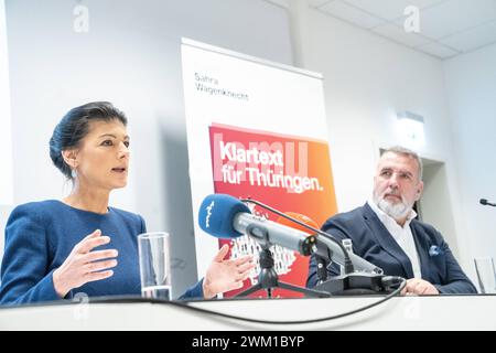 Pressekonferenz des BSW Bündnis Sahra Wagenknecht - Vernunft und Gerechtigkeit in Erfurt Gründung Landesverband Thüringen Sahra Wagenknecht, Gruppenvorsitzende und Co-Parteivorsitzende, mit Steffen Schütz, Geschäftsführer Schütz Brandcom GmbHPressekonferenz des BSW Bündnis Sahra Wagenknecht - Vernunft und Gerechtigkeit in Erfurt Gründung Landesverband Thüringen Sahra Wagenknecht, Gruppenvorsitzende und Co-Parteivorsitzende, mit Schütz, mit Schütz, mit Schütz, Steffen Schütz, mit Schütz, Steffen Schütz, mit Schütz, Geschäftsführer Schütz Brandcom GM, Erfurt Thüringen Deutschland Arena Erfurt *** Pressekonferenz der BSW Allianz Sahra Wagenknecht Reason and Just Stockfoto