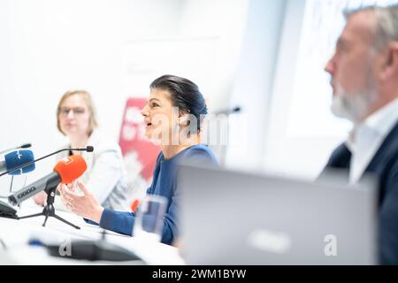 Pressekonferenz des BSW Bündnis Sahra Wagenknecht - Vernunft und Gerechtigkeit in Erfurt Gründung Landesverband Thüringen Katja Wolf, Oberbürgermeisterin Eisenach, Sahra Wagenknecht, Gruppenvorsitzende und Co-Parteivorsitzende und Steffen Schütz, Geschäftsführer Schütz Brandcom GmbH von linksPressekonferenz des BSW Bündnis Sahra Wagenknecht - Vernunft und Gerechtigkeit in Erfurt Gründung Landesverband Thüringen Katja Wolf, Oberbürgermeisterin Eisenach, Sahra Wagenknecht, Gruppenvorsitzende und Co-Parteivorsitzende und Steffen Sch, Erfurt Thüringen Deutschland Arena Erfurt *** Pressekonferenz Stockfoto