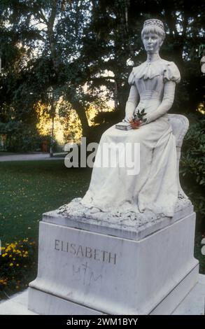 4066887 Denkmal für Kaiserin Elisabeth von Österreich in Schützen, Meran, Italien, um 1895 (Foto); (add.info.: Meran, Südtirol, ca. 1985. Denkmal für Kaiserin Elisabeth von Österreich, auch bekannt als „Sissi“, Ehefrau von Kaiser Franz Joseph I. / Meran, Sud Tirolo); © Marcello Mencarini. Alle Rechte vorbehalten 2024. Stockfoto