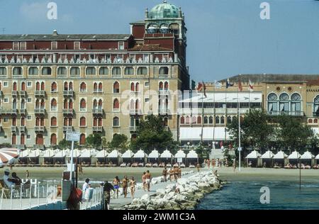 4066929 Venedig Lido, Venedig Filmfestival um 1988. Das Excelsior Hotel vom Strand aus gesehen; (add.info.: Venedig Lido, Venedig Filmfestival um 1988. Das Excelsior Hotel vom Strand aus gesehen / Lido di Venezia, Mostra del Cinema di Venezia um 1988. L'Hotel Excelsior visto dalla spiaggia - © Marcello Mencarini); © Marcello Mencarini. Alle Rechte vorbehalten 2024. Stockfoto