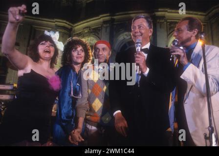 4066953 Stupinigi Palace, Nichelino (Turin), 22. Juni 1985. Benefizveranstaltung zur Förderung der Krebsforschung. Italienische Sängerin und Schauspielerin Silvia Annichiarico, Comic-Schauspieler Simona Marchini und Giorgio Bracardi, Industrialist Umberto Agnelli und TV-Moderator Renzo Arbore (Foto); (add.info.: Nichelino, Italien; Italia, Palazzina di Caccia di StupinigiStupinigi Wohltätigkeitsveranstaltung zur Unterstützung der Krebsforschung Palazzina di Caccia di Stupinigi, Nichelino (Torino), 22 Giugno 1985. Serata benefica in favore della ricerca contro il cancro. La cantante e attrice Silvia Annichiarico, i comici Simona Marchini e Gio Stockfoto