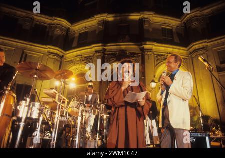 4066952 Stupinigi Palace, Nichelino (Turin), 22. Juni 1985. Benefizveranstaltung zur Förderung der Krebsforschung. Italienischer Comicschauspieler Nino Frassica und Fernsehmoderator Renzo Arbore (Foto); (add.info.: Nichelino, Italien; Italia, Palazzina di Caccia di StupinigiStupinigi Wohltätigkeitsveranstaltung zur Unterstützung der Krebsforschung Palazzina di Caccia di Stupinigi, Nichelino (Turin), 22 Giugno 1985. Serata benefica in favore della ricerca contro il cancro. L'attore comico Nino Frassica e il präsentatore TV Renzo Arbore); © Marcello Mencarini. Alle Rechte vorbehalten 2024. Stockfoto