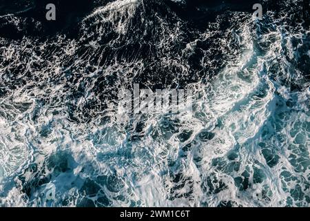 Wunderschöne strukturierte Wellenmuster von oben Stockfoto