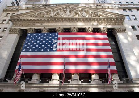 4067030 die New Yorker Börse mit einer großen amerikanischen Flagge (2008); (add.info.: New York (2008) La borsa di New York decorata con una grande bandiera americana (2008)); © Marcello Mencarini. Alle Rechte vorbehalten 2024. Stockfoto