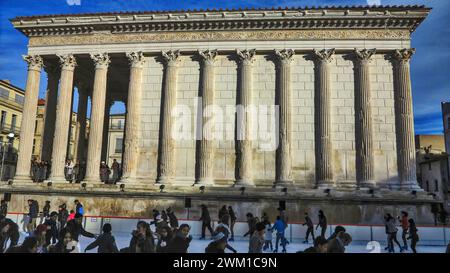 4067058 Nîmes, Frankreich. Eislaufbahn vor dem Maison Carree (Square House), einem römischen Tempel, der den Söhnen von Agrippa gewidmet ist und um 19 v. Chr. erbaut wurde. Er ist einer der am besten erhaltenen römischen Tempel überhaupt; (add.info.: Nîmes, Frankreich). Eislaufbahn vor dem Maison Carree (Square House), einem römischen Tempel, der den Söhnen von Agrippa gewidmet ist, erbaut um 19 v. Chr. in Nîmes, Francia. Pista di pattinaggio davanti alla Maison Carree (Casa Quadrata), tempio romano widato ai figli di Agrippa costruito nel 19 a. C. E' uno dei templi romani meglio Conservati al mondo); © Marcello Mencarini. Alle Rechte vorbehalten 2024. Stockfoto