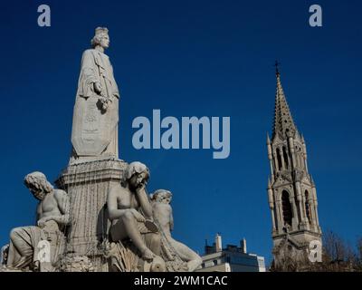 4067070 Nîmes, Frankreich. Die Hauptstatue des Pradier-Brunnens (Fontaine Pradier, 1851), die die Stadt Nimes in Form einer Frau darstellt. Die vier Statuen an der Basis stellen die vier wichtigsten Wasserquellen der Region dar: Die Quellgewässer des Nîmes, des Flusses Gardon, der Quellgewässer der Eure und der Rhone (add.info.: Nîmes, Frankreich). Die Hauptstatue des Pradier-Brunnens (Fontaine Pradier, 1851), die die Stadt Nimes in Form der Frau Nîmes, Francia darstellt. La statua prinzipale della Fontana Pradier (1851), che rappresenta la città di Nîmes in forma di donna. Le quattro St. Stockfoto