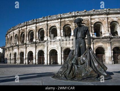 4067073 Nimes, Frankreich. Denkmal für Matador von Sara Carone (1994) vor der Arena; (add.info.: Nimes, Frankreich. Denkmal für Matador von Sara Carone (1994) vor der Arena Nimes, Francia. Monumento al Torero, Opera di Sara Carone (1994), davanti all'Arena); © Marcello Mencarini. Alle Rechte vorbehalten 2024. Stockfoto