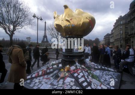 4067104 Paris, Alma-Brücke, 1999. Nachrichten zum Gedenken an Prinzessin Diana auf der Statue der Liberty's Flamme über dem Alma Tunnel, wo der Autounfall sie 1997 tötete; (add.info.: Paris, Alma Bridge, 1999). Nachrichten zum Gedenken an Prinzessin Diana auf der Statue der Liberty's Flamme über dem Alma-Tunnel, wo der Autounfall passierte, bei dem sie 1997 starb Parigi, Ponte dell'Alma, 1999. Messaggi in memoria della principessa Diana sul monumento alla fiamma della Libertà che si trova sopra il Tunnel dell'Alma, Taube avvenne l'incidente stradale nel quale morí); © Stockfoto