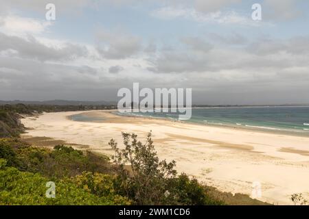 Der Strand in Byron Bay, NSW, Australien, mit Blick auf den Pazifik. Das nahe gelegene Cape Byron ist der östlichste Punkt des australischen Festlandes. Stockfoto