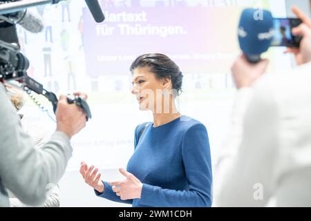 Pressekonferenz des BSW Bündnis Sahra Wagenknecht - Vernunft und Gerechtigkeit in Erfurt Gründung Landesverband Thüringen Sahra Wagenknecht, Gruppenvorsitzende und Co-ParteivorsitzendePressekonferenz des BSW Bündnis Sahra Wagenknecht - Vernunft und Gerechtigkeit in Erfurt Gründung Landesverband Thüringen Sahra Wagenknecht, Gruppenvorsitzende und Co-Parteivorsitzende, Erfurt Thüringen Deutschland Arena Erfurt *** Pressekonferenz der BSW Allianz Sahra Wagenknecht Vernunft und Gerechtigkeit in Erfurt Stiftung des Thüringer Landesverbandes Sahra Wagenknecht, Gruppenvorsitzende und Co-Party CH Stockfoto