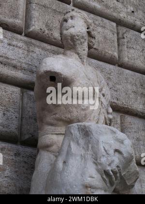 4067484 Rom, Pasquino-Statue, die erste „sprechende Statue“ in Rom, die noch heute von Menschen für Nachrichten und Forderungen genutzt wird; (add.info.: Rom, Pasquino-Statue, die erste „sprechende Statue“ in Rom, die noch immer von Menschen für Nachrichten und Forderungen verwendet wird Roma, La statua di Pasquino, la prima „Statua parlante“ di Roma, ancora oggi usata dalla gente per appendere messaggi e protest - 2011); © Marcello Mencarini. Alle Rechte vorbehalten 2024. Stockfoto