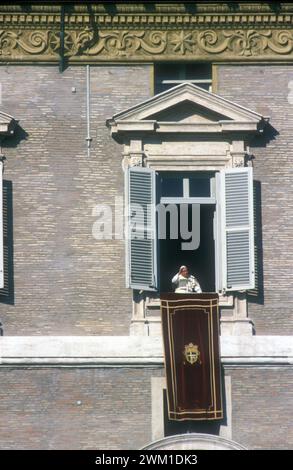 4067614 Vatikanstadt, Oktober 1999. Papst Johannes Paul II. Am Fenster des Palazzo Apostolico in St. Petersplatz für das Angelusgebet; (add.info.: Vatikanstadt, Oktober 1999. Papst Johannes Paul II. Am Fenster des Palazzo Apostolico in St. Petersplatz für das Angelusgebet Città del Vaticano, ottobre 1999. Papa Giovanni Paolo II affacciato alla finestra del palazzo Apostolico auf der piazza San Pietro per la preghiera dell'Angelus); © Marcello Mencarini. Alle Rechte vorbehalten 2024. Stockfoto