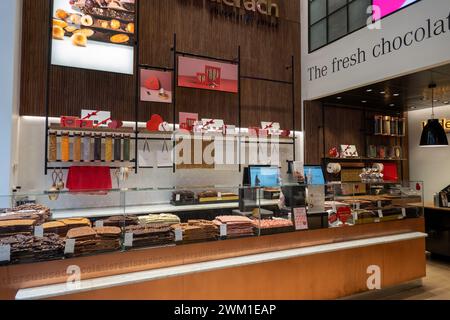 Laderach ist ein gehobener Schweizer Chocolatier an der 537 Fifth Avenue in New York City, USA, 2024 Stockfoto