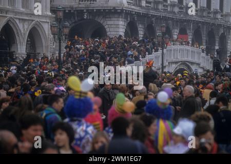 4067999 Karneval Von Venedig 1998. Eine Menschenmenge auf der Ponte della Paglia (Strohbrücke); (add.info.: Karneval von Venedig 1998. Eine Menschenmenge auf der Ponte della Paglia (Strohbrücke) Carnevale di Venezia 1998. Folla sul ponte della paglia); © Marcello Mencarini. Alle Rechte vorbehalten 2024. Stockfoto