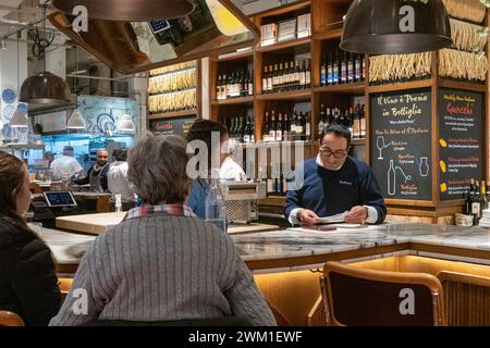 Eataly ist ein italienisches Gourmet-Shopping- und Restaurantziel in New York City, USA 2024 Stockfoto