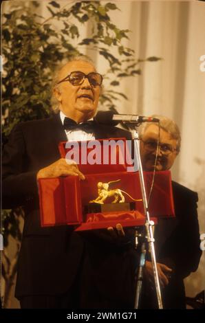 4068640 Filmfestival Venedig 1985. Italienischer Regisseur Federico Fellini erhält den Goldenen Löwen-Preis für Lebensleistungen (Foto); (add.info.: Lido Venedig; Lido di Venezia, Italien; Italia, ve 1985 Mostra del Cinema di Venezia 1985. IL regista Federico Fellini riceve il Leone d'oro alla carriera); © Marcello Mencarini. Alle Rechte vorbehalten 2024. Stockfoto