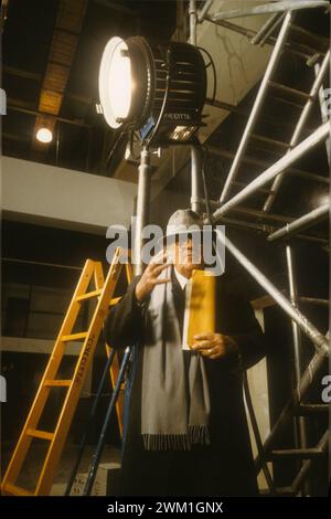 4068868 Rome, Cinecittà Studios, März 1985. Regisseur Federico Fellini bei der Pressekonferenz für seinen Film "Ginger and Fred" (Foto); (add.info.: Cinecittà Studios, Italien; Italia, Ginger e Fred Roma, Studi cinematografici di Cinecittà, marzo 1985. IL regista Federico Fellini alla conferenza stampa del suo Film „Ginger e Fred“); © Marcello Mencarini. Alle Rechte vorbehalten 2024. Stockfoto