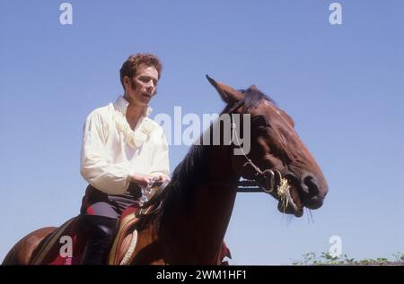 4069193 italienischer Schauspieler und Regisseur Gabriele Lavia am Set des Films „der Prinz von Homburg“, Regie von ihm selbst, 1983 (Foto); (add.info.: L'attore e regista Gabriele Lavia sul Set del Film „Il principe di Homburg“ diretto da lui stesso (1983); © Marcello Mencarini. Alle Rechte vorbehalten 2024. Stockfoto