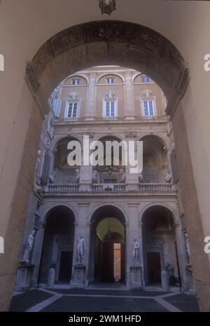 4069211 Palazzo Antici Mattei in Rom, an der Via Caetani, wo der Dichter Giacomo Leopardi vom 23. November 1822 bis Ende April 1823 im Haus seines Onkels mütterlicherseits Carlo Antici lebte (Foto); (add.info.: Rom; Rom, Italien; Italien; Leben von Giacomo Leopardi / Vita di Giacomo Leopardi Palazzo Antici Mattei a Roma, in Via Caetani, Taube il poeta Giacomo Leopardi abit); © Marcello Mencarini. Alle Rechte vorbehalten 2024. Stockfoto