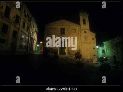 4069233 Recanati (Macerata). Platz Sabato del Villaggio (Sathurday im Dorf) vor der Kirche Santa Maria di Monte Morello. Dieser Platz hat seinen Namen nach einem Gedicht von Giacomo Leopardi, geboren 1798 in Recanati (Foto); (add.info.: Recanati, Italien; Italia, Leben von Giacomo Leopardi / Vita di Giacomo Leopardi Recanati (Macerata). Piazzuola del Sabato del villaggio davanti alla chiesa di Santa Maria di Montemorello. Questa piazza prende il nome da una poesia di Giacomo Leopardi che nacque a Recanati nel 1798); © Marcello Mencarini. Alle Rechte vorbehalten 2024. Stockfoto