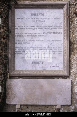 4069264 Gedenktafel neben dem Grab von Giacomo Leopardi im Parco Vergiliano bei Piedigrotta, Neapel, mit Entscheidung des Königs Umberto I. von Savoyen (1897) (Foto); (add.info.: Neapel; Neapel, Italien; Italia, Parco Virgiliano di FuorigrottaLeben von Giacomo Leopardi / Vita di Giacomo Leopardi Tomba di Giacomo Leopardi nel Parco Vergiliano a Piedigrotta, Napoli, che la dichiara monumento nazionale per decisione del Re Umberto i di Savoia (1897)); © Marcello Mencarini. Alle Rechte vorbehalten 2024. Stockfoto