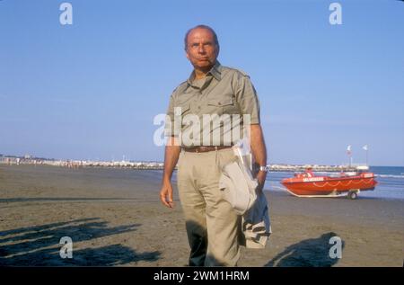 4069343 Venedig Lido, Venedig Filmfestival 1989. Polltiker der Sozialistischen Partei Italiens (PSI) Enrico Manca, Präsident des öffentlichen Fernsehens RAI (Foto); (add.info.: Venedig Lido; Lido di Venezia, Italien; Lido di Venezia, Mostra del Cinema di Venezia 1989. IL politico socialiasta Enrico Manca, Presidente della RAI, radiotelevisione italiana); © Marcello Mencarini. Alle Rechte vorbehalten 2024. Stockfoto