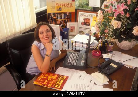 4069377 Modena, 1999. Nicoletta Mantovani, Frau von Luciano Pavarotti und Organisatorin der Show „Pavarotti and Friends“, in ihrem Büro (Foto); (add.info.: Modena, Italien, Modena, 1999. Nicoletta Mantovani, moglie di Luciano Pavarotti e organizzatrice del 'Pavarotti and Friends', nel suo ufficio); © Marcello Mencarini. Alle Rechte vorbehalten 2024. Stockfoto