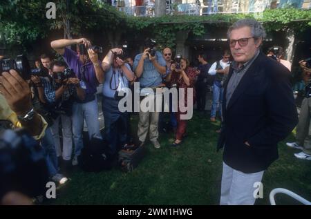 4069403 Venedig Lido, Venedig Filmfestival 1993. Der italienische Schauspieler Marcello Mastroianni gewann den Coppa Volpi Award als bester Schauspieler in einer Nebenrolle für seine Aufführung in „UN, deux, trois, soleil!“ Regie: Bertrand Blier (Foto); (add.info.: Venedig Lido; Lido di Venezia, Italien; Italia, Lido di Venezia, Mostra del Cinema di Venezia 1993. L'attore Marcello Mastroianni vincitore della Coppa Volpi per il miglior attore non protagonista, ricevuta per la sua interpretazione in 'UN, due, tre, stella!' Di Bertrand Blier); © Marcello Mencarini. Alle Rechte vorbehalten 2024. Stockfoto