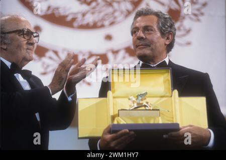 4069399 Venedig Lido, Venedig Filmfestival 1990. Italienischer Schauspieler Marcello Mastroianni erhält den Goldenn Lion Award für Lebensleistung von Regisseur Federico Fellini (Foto); (add.info.: Lido Venedig; Lido di Venezia, Italien; Italia, Lido di Venezia, Mostra del Cinema di Venezia 1990. L'attore Marcello Mastroianni riceve il Leone d'oro alla carriera dal regista Federico Fellini); © Marcello Mencarini. Alle Rechte vorbehalten 2024. Stockfoto