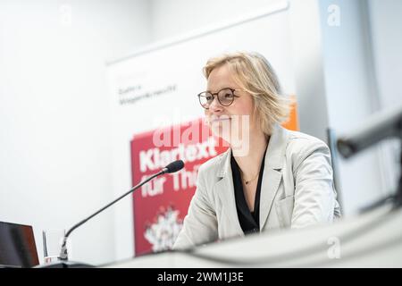 Pressekonferenz des BSW Bündnis Sahra Wagenknecht - Vernunft und Gerechtigkeit in Erfurt Gründung Landesverband Thüringen Katja Wolf, Oberbürgermeisterin EisenachPressekonferenz des BSW Bündnis Sahra Wagenknecht - Vernunft und Gerechtigkeit in Erfurt Gründung Landesverband Thüringen Katja Wolf, Oberbürgermeisterin Eisenach, Erfurt Thüringen Deutschland Arena Erfurt *** Pressekonferenz der BSW-Allianz Sahra Wagenknecht Vernunft und Gerechtigkeit in Erfurt Stiftung des Thüringer Regionalverbandes Katja Wolf, Oberbürgermeisterin von Eisenach Pressekonferenz der BSW-Allianz Sahra Wagenknecht Reaso Stockfoto