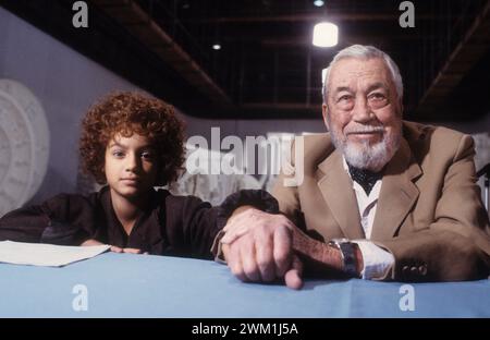 4069510 Rom, 1985. US-amerikanischer Regisseur und Schauspieler John Huston und Kinderdarstellerin Radost Bokel auf der Pressekonferenz des Films Momo (Foto); (add.info.: Rom; Roma, Italien; Italia, Rom, 1985. John Huston con l'attrice Radost Bokel alla conferenza stampa del Film „Momo“); © Marcello Mencarini. Alle Rechte vorbehalten 2024. Stockfoto