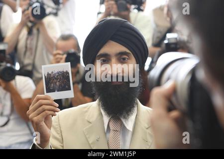 4069536 Venedig Lido, Venedig Filmfestival 2007. Schauspieler Waris Ahluwalia, in der Besetzung des Films "The Darjeeling Limited" von Wes Anderson, mit einem Polaroid-Foto der Fotografen, die gerade von ihm aufgenommen wurden (Foto); (add.info.: Venedig Lido; Lido di Venezia, Italien; Italia, 64 Filmfestival Venedig 2007 / 64 Mostra del Cinema di Venezia 2007 Lido di Venezia. Mostra del Cinema di Venezia 2007. L'atore Waris Ahluwalia, nel cast del Film "Il treno per Darjeeling" (The Darjeeling Limited) diretto da Wes Anderson, mentre mostra una polaroid dei fotografoi che ha appena scattato lui stesso); Stockfoto