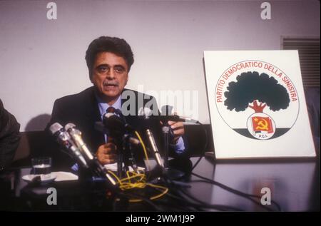 4069600 Rom, 10. Oktober 1990 Sekretär der Kommunistischen Partei Italiens Achille Occhetto präsentiert das neue Symbol der PCI-PDS-Partei (italienische Kommunistische Partei/Demokratische Partei der Linken) (Foto); (add.info.: Rom; Roma, Italien; Italia, Roma, 10 Ottobre 1990. IL segretario del Partito Comunista Italiano Achille Occhetto präsenta il nuovo simbolo del PCI-PDS (Partito Comunista Italiano-Partito Democratico della Sinistra); © Marcello Mencarini. Alle Rechte vorbehalten 2024. Stockfoto