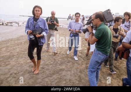 4069626 Venedig Lido, Venedig Filmfestival 1988. Fotograf fotografiert die schwedische Schauspielerin Lena Olin, Mitglied des Jury Festivals, am Strand von Lido (Foto); (add.info.: Venedig Lido; Lido di Venezia, Italien; Italia, Lido di Venezia, Mostra del Cinema di Venezia 1988. I fotografi ritraggono l'attrice svedese Lena Olin, membro della giuria, sulla spiaggia del Lido); © Marcello Mencarini. Alle Rechte vorbehalten 2024. Stockfoto