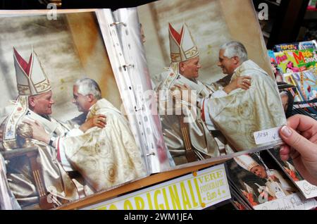 4069698 Papst-Souvenirs: Bild von KAROL WOJTYLA (Papst Giovanni Paolo II.) und JOSEPH RATZINGER (Papst Benedikt XVI.). Vatikan, Rom. 23. April 2005 (Foto); (add.info.: Vatikanstadt; Città del Vatican, Vatikanstaat (Heiliger Stuhl); Stato del Vaticano, Papst Benedikt XVI Joseph Ratzinger KAROL WOJTYLA (Papa Giovanni Paolo II) und JOSEPH RATZINGER (Papa Benedetto XVI). San Pietro, Vaticano, Roma. 23. april 2005 (fotografie, Rosari, Gadgets); © Marcello Mencarini. Alle Rechte vorbehalten 2024. Stockfoto