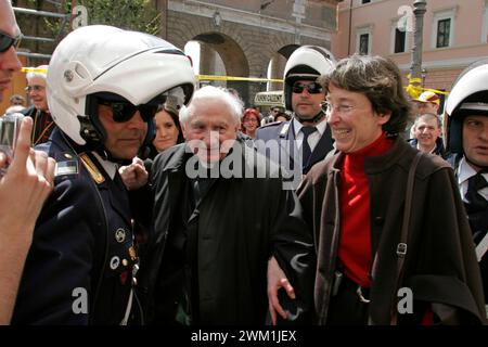 4069701 kam GEORG RATZINGER, Bruder von JOSEPH RATZINGER (Papst Benedikt XVI.) in die Vatikanstadt, um ihn zu treffen. 23. April 2005 (Foto); (add.info.: Vatikanstadt; Città del Vatican, Vatikanstaat (Heiliger Stuhl); Stato del Vaticano, Papst Benedikt XVI Joseph Ratzinger GEORG RATZINGER arriva in Vaticano per incontrare il fratello JOSEPH RATZINGER (Papa Benedetto XVI). 23. april 2005); © Marcello Mencarini. Alle Rechte vorbehalten 2024. Stockfoto