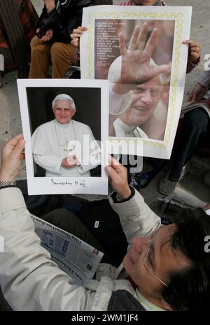 4069702 Messe zur offiziellen Einweihung des Pontifikats von Benedikt. Vatikan, Rom, 24. april 2005. Fotos des Papstes (Foto); (add.info.: Vatikanstadt; Città del Vatican, Vatikanstaat (Heiliger Stuhl); Stato del Vaticano, Papst Benedikt XVI Joseph Ratzinger Santa Messa per l'inizio ufficiale del Pontificato di Papa Benedetto XVI (JOSEPH RATZINGER). San Pietro, Vaticano, Roma, 24. april 2005 -); © Marcello Mencarini. Alle Rechte vorbehalten 2024. Stockfoto