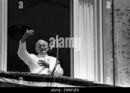 4069720 Vatikanstadt, 1979. Papst Johannes Paul II. Spricht vom Fenster des Apostolischen Palastes (Foto); (add.info.: Vatikanstadt, Vatikanstadt (Heiliger Stuhl), Città del Vaticano, 1979. Papa Giovanni Paolo II mentre parla dalla finestra del Palazzo apostolico); © Marcello Mencarini. Alle Rechte vorbehalten 2024. Stockfoto