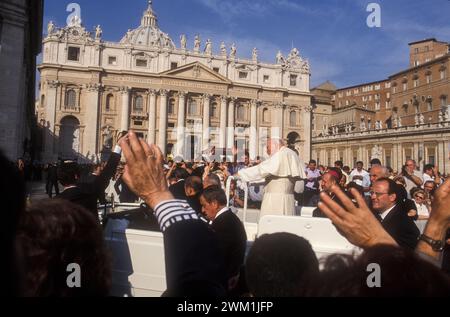 4069717 Vatikanstadt, 20. Oktober 1999. Papst Johannes Papst II. Kommt in Popemobile bei der Generalaudienz in St. Petersplatz (Foto); (add.info.: Vatikanstadt, Vatikanstadt (Heiliger Stuhl), Petersplatz; Piazza San Città del Vaticano, 20 Ottobre 1999. Papa Giovanni Paolo II arriva in Papamobile a Piazza Sn Pietro per l'udienza generale); © Marcello Mencarini. Alle Rechte vorbehalten 2024. Stockfoto