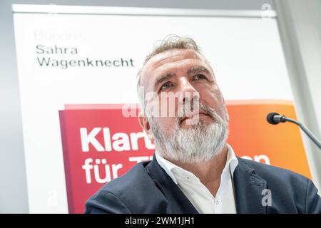 Pressekonferenz des BSW Bündnis Sahra Wagenknecht - Vernunft und Gerechtigkeit in Erfurt Gründung Landesverband Thüringen Sahra Wagenknecht, Gruppenvorsitzende und Co-ParteivorsitzendePressekonferenz des BSW Bündnis Sahra Wagenknecht - Vernunft und Gerechtigkeit in Erfurt Gründung Landesverband Thüringen Sahra Wagenknecht, Gruppenvorsitzende und Co-Parteivorsitzende, Erfurt Thüringen Deutschland Arena Erfurt *** Pressekonferenz der BSW Allianz Sahra Wagenknecht Vernunft und Gerechtigkeit in Erfurt Stiftung des Thüringer Landesverbandes Sahra Wagenknecht, Gruppenvorsitzende und Co-Party CH Stockfoto